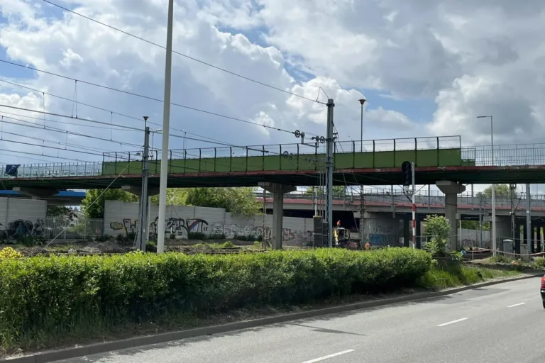 BUDOWA KŁADKI DLA PIESZYCH NAD TORAMI – ZMIANY W ORGANIZACJI RUCHU