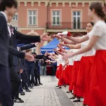 MŁODZIEŻ ZATAŃCZYŁA POLONEZA