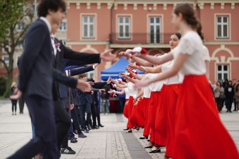 MŁODZIEŻ ZATAŃCZYŁA POLONEZA