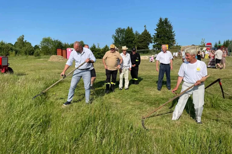 GRABIENIE SIANA NA ŚWIĘTEGO JANA – TRADYCJA, KTÓRA ŁĄCZY POKOLENIA