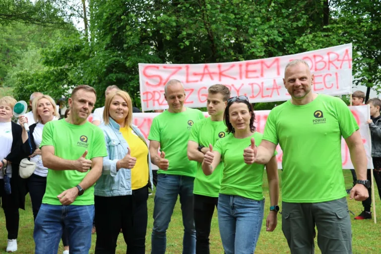PRACOWNICY STAROSTWA W CZĘSTOCHOWIE W DRODZE DLA DZIECI – SETKI KILOMETRÓW DLA DOBRA INNYCH