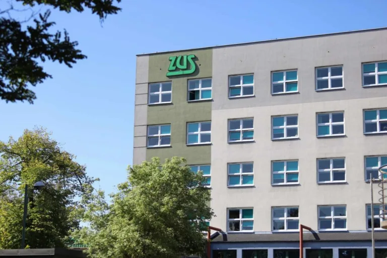 ZUS przypomina: Uczniowie i studenci na rencie rodzinnej – ważne terminy i dokumenty
