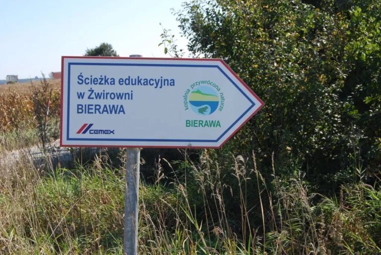 Tam, gdzie natura mówi po cichu – edukacyjna ścieżka w Bierawie zachwyca uczniów i odkrywców