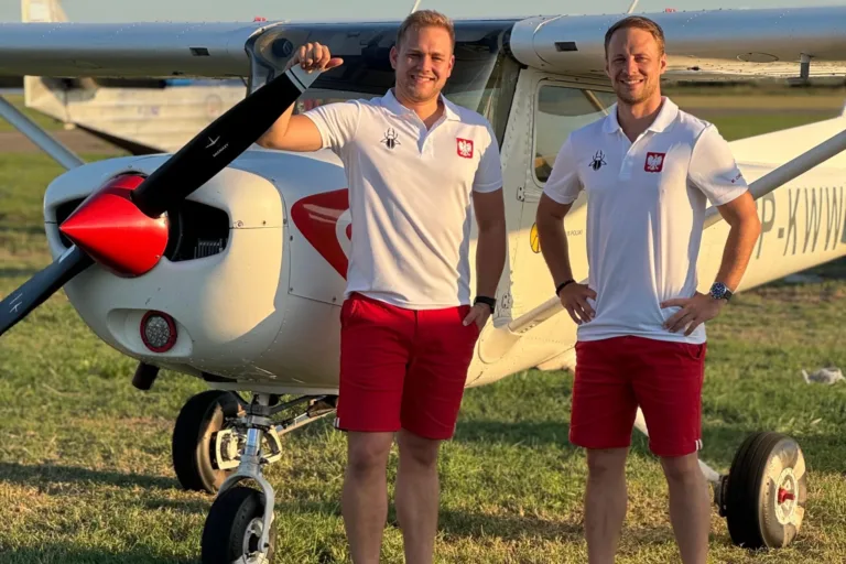Satysfakcja i rozwój, jakie daje latanie rajdowe, są naprawdę bezcenne - wywiad z Marcinem i Michałem Chrząszczem, wicemistrzami świata w lataniu rajdowym.