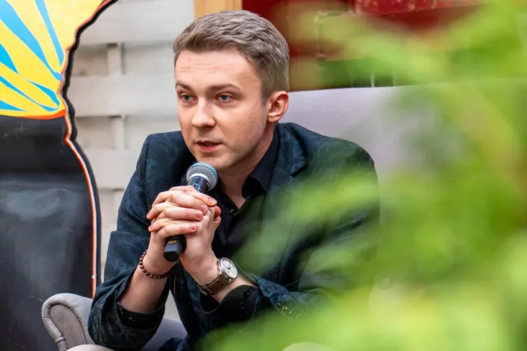 POEZJA W CENTRUM UWAGI – ZAPROSZENIE NA KONKURS „MIĘDZY WERSAMI”
