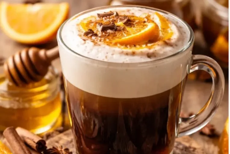 Niedzielna filiżanka z nutą cytrusów – kawa miodowo–cynamonowa z pomarańczą