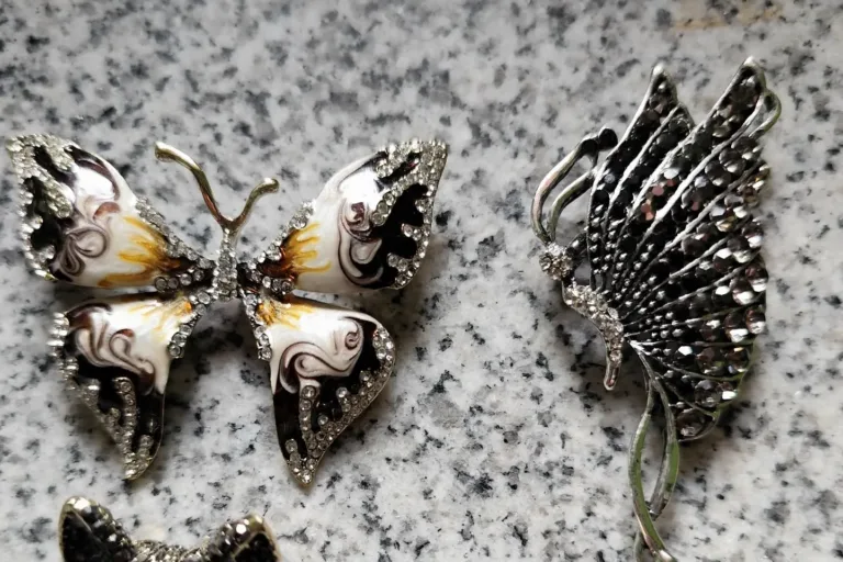 Broszki – mały detal, wielki powrót. Biżuteria, która znów podbija modę