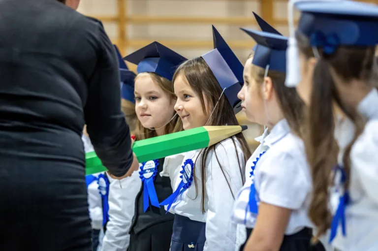 WIĘCEJ PIERWSZYCH KLAS NIŻ PLANOWANO – RODZICE RUSZYLI DO SZKÓŁ