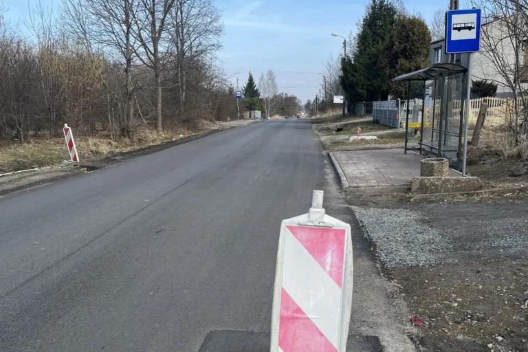 AUTOBUSY WRACAJĄ NA STARĄ TRASĘ – KONIEC OBJAZDÓW!