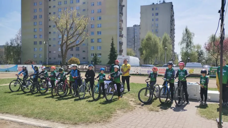 MŁODZI ZAWODNICY WALCZYLI O MEDALE NA TORZE PRZY ULICY STARZYŃSKIEGO