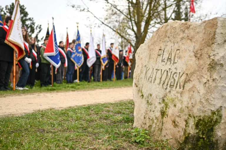 PAMIĘĆ, KTÓRA NIE MILKNIE