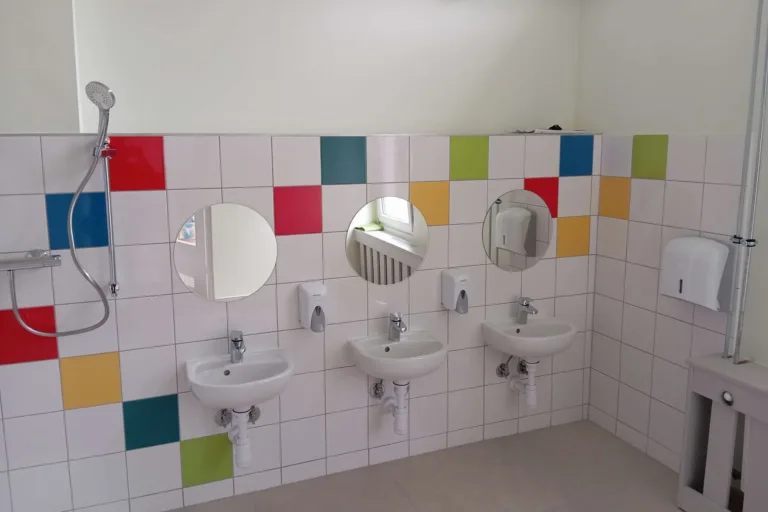 REMONTY SZKOLNYCH ŁAZIENEK NA FINISZU