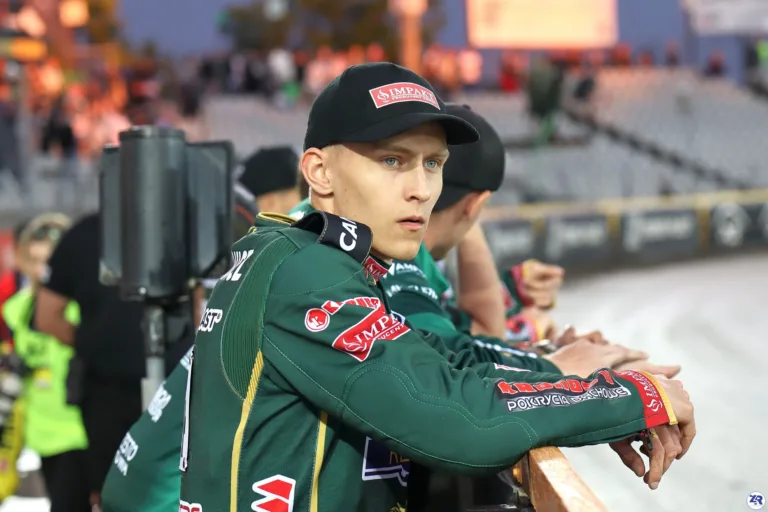 WYRÓWNANA WALKA JUNIORÓW W ŚWIĘTOCHŁOWICACH – WŁÓKNIARZ NA PODIUM