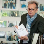 „Szkoła musi dawać coś więcej niż wiedzę”. Maciej Trzmiel o ludziach, emocjach i fenomenie „Kontrolowanego gadu-gadu”