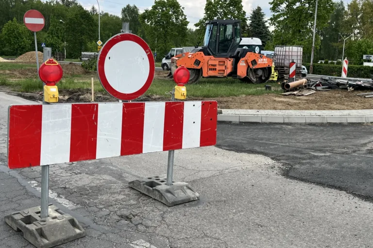 KOLEJNY ETAP PRAC NA ALEI WYZWOLENIA. NOWE ZMIANY DLA KIEROWCÓW