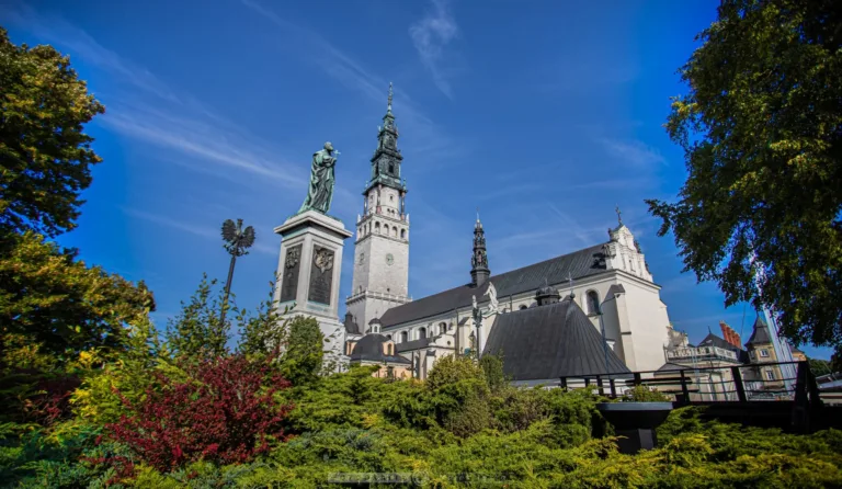 LIPCOWY NAPŁYW PIELGRZYMÓW NA JASNĄ GÓRĘ