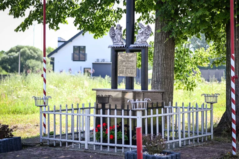 KRZYŻ UPAMIĘTNIAJĄCY 10 ZAKŁADNIKÓW ZNÓW WYGLĄDA GODNIE