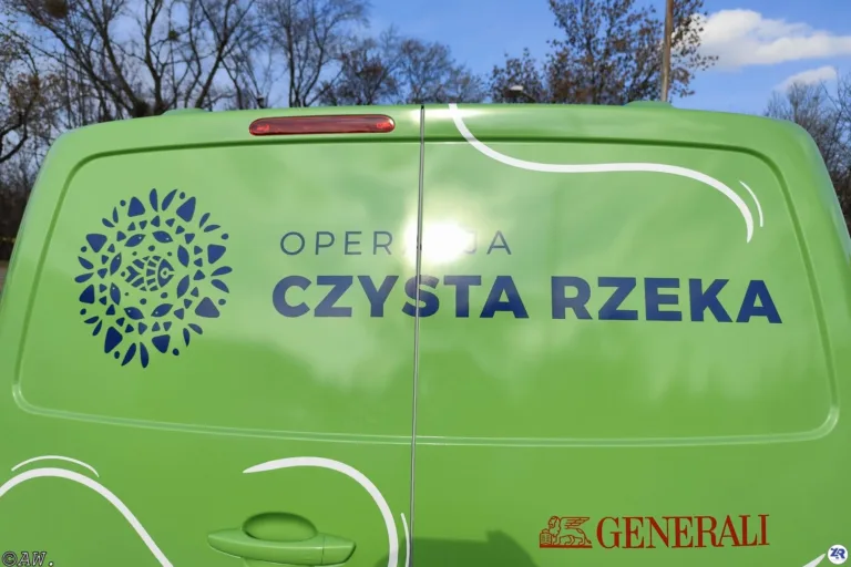 W KULACH WSIADAJĄ DO KAJAKÓW I RUSZAJĄ SPRZĄTAĆ WARTĘ