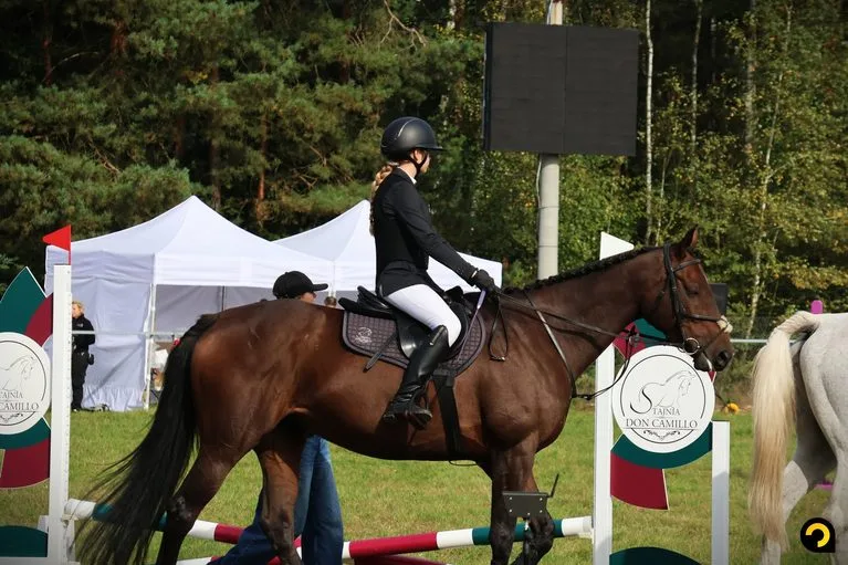 EQUICUP 2026 WYSTARTOWAŁ. KONOPISKA NA CHWILĘ ZAMIENIŁY SIĘ W JEŹDZIECKĄ ARENĘ